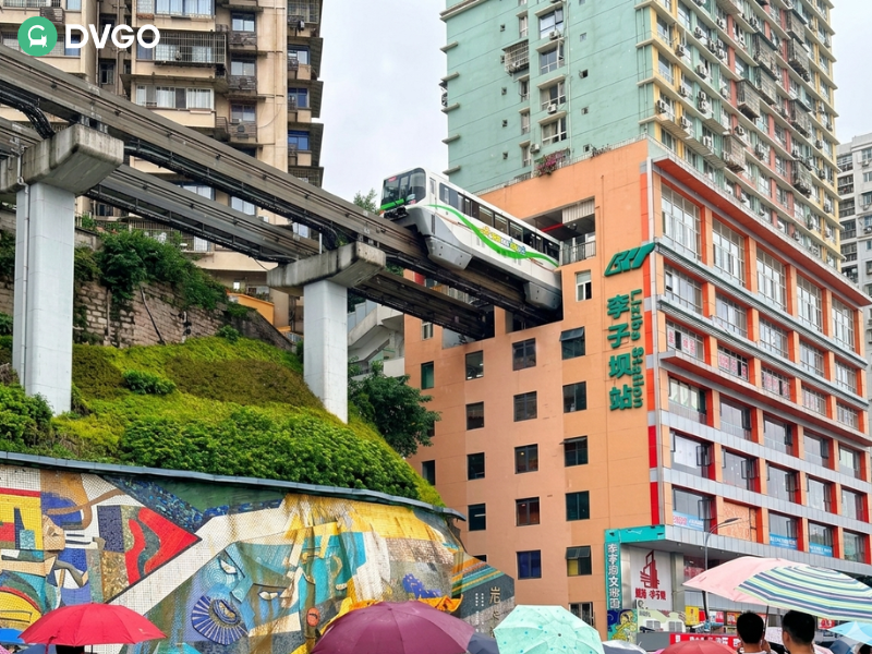 重庆轨道交通列车穿楼而过