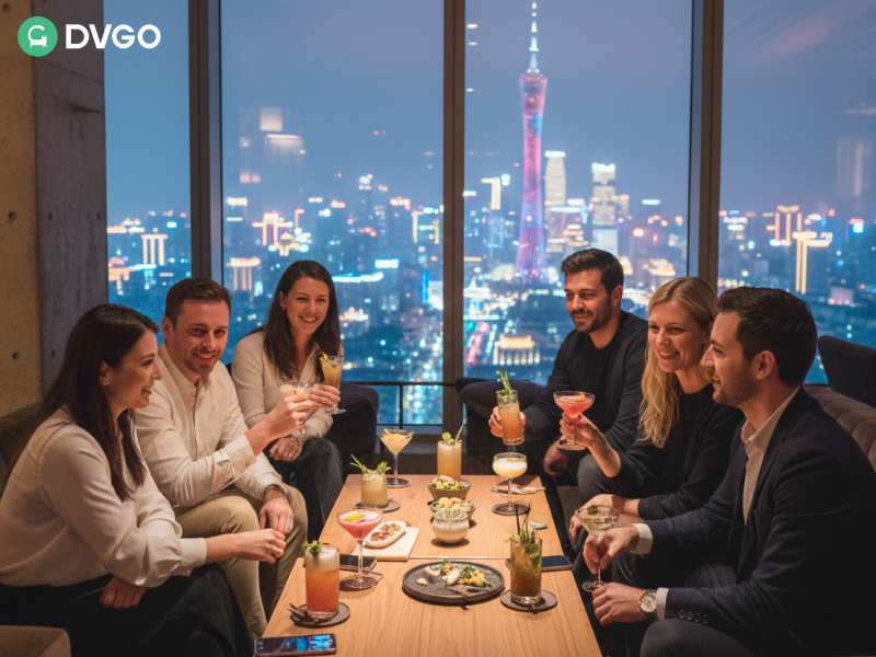 一群参加广交会的国际访客在广州享受时尚的晚间夜生活,桌上摆放着精酿饮料,氛围轻松社交