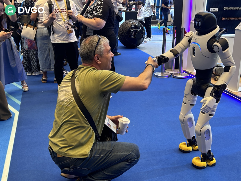 Foreigners Interacting with Robots at the Canton Fair