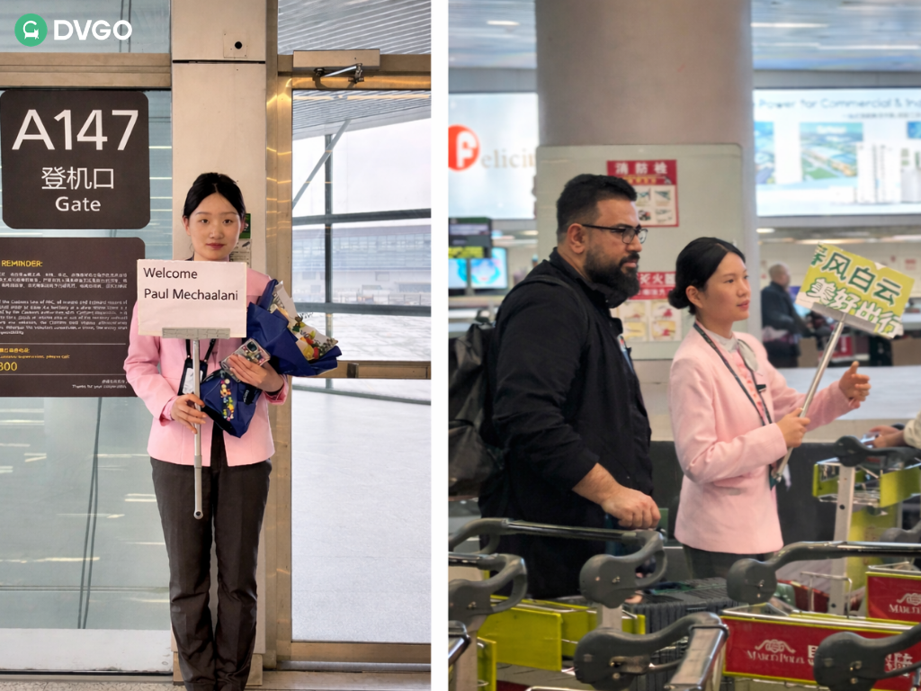 机场工作人员举着欢迎牌提供服务