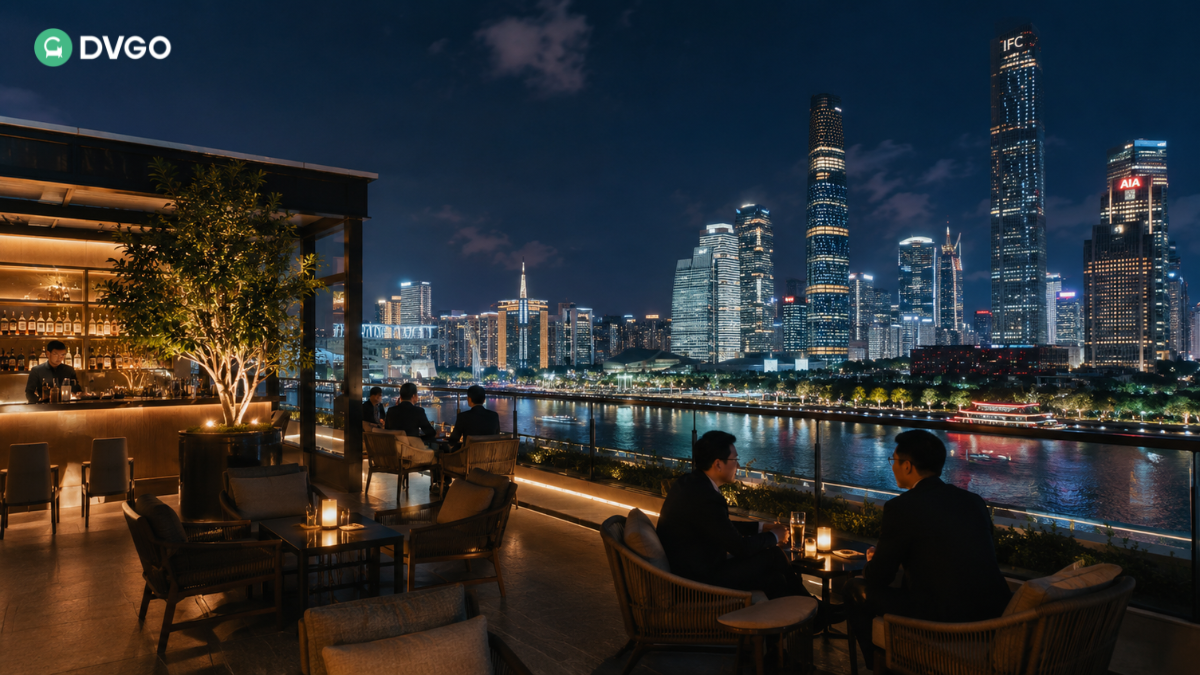 Le bar panoramique The Booze Lab, vue nocturne de Zhujiang New Town, lieu de réseautage professionnel pour la Foire de Canton